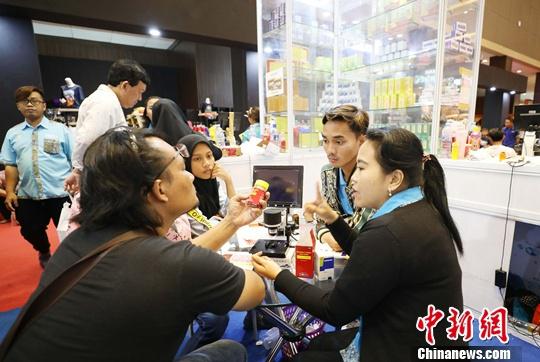 中国中成药在印尼雅加达博览会热卖